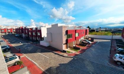 POR MOTIVO DE TRABAJO VENDO LINDA CASA EN CALDERÓN, QUITO