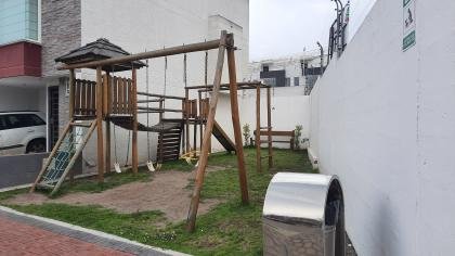 POR MOTIVO DE TRABAJO VENDO LINDA CASA EN CALDERÓN, QUITO