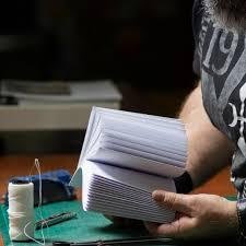 Profesional de encuadernación artesanal