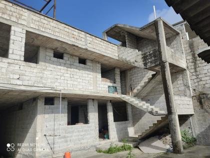 CASA CON LOCAL DE TRES PISOS EN VENTA OBRA GRIS