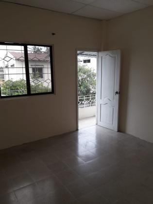 Se Alquila Departamento En Planta Alta: Barrio Centenario