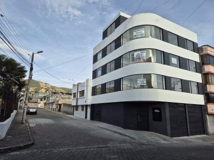 Exclusivos departamentos nuevos de venta en el edificio residencial Nueva Aurora, en el sur de Quito, ubicado en la esquina de las calles S50F y Oe3B
