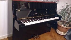 Donación de un piano acústico vertical C110A negro